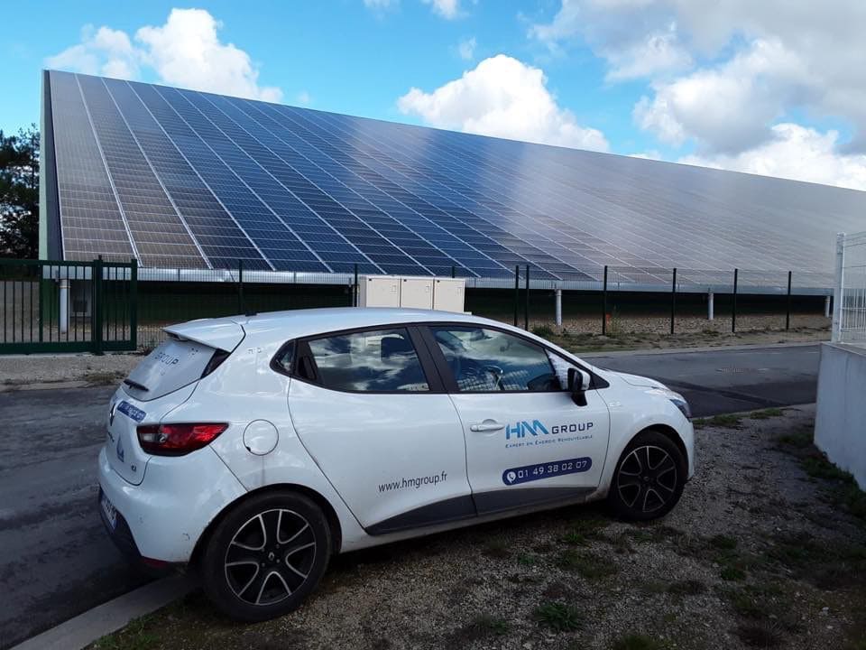 Photo d'une installation de panneau solaire photovoltaïque de 600 panneaux pour un compte professionnel